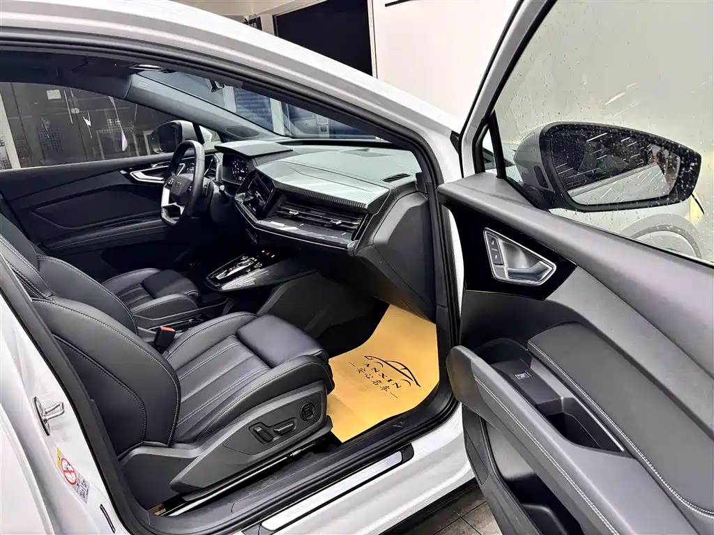 Audi Q4 e-tron 2024 — фото 15