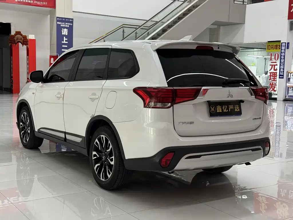 Mitsubishi Outlander 2021 — фото 4