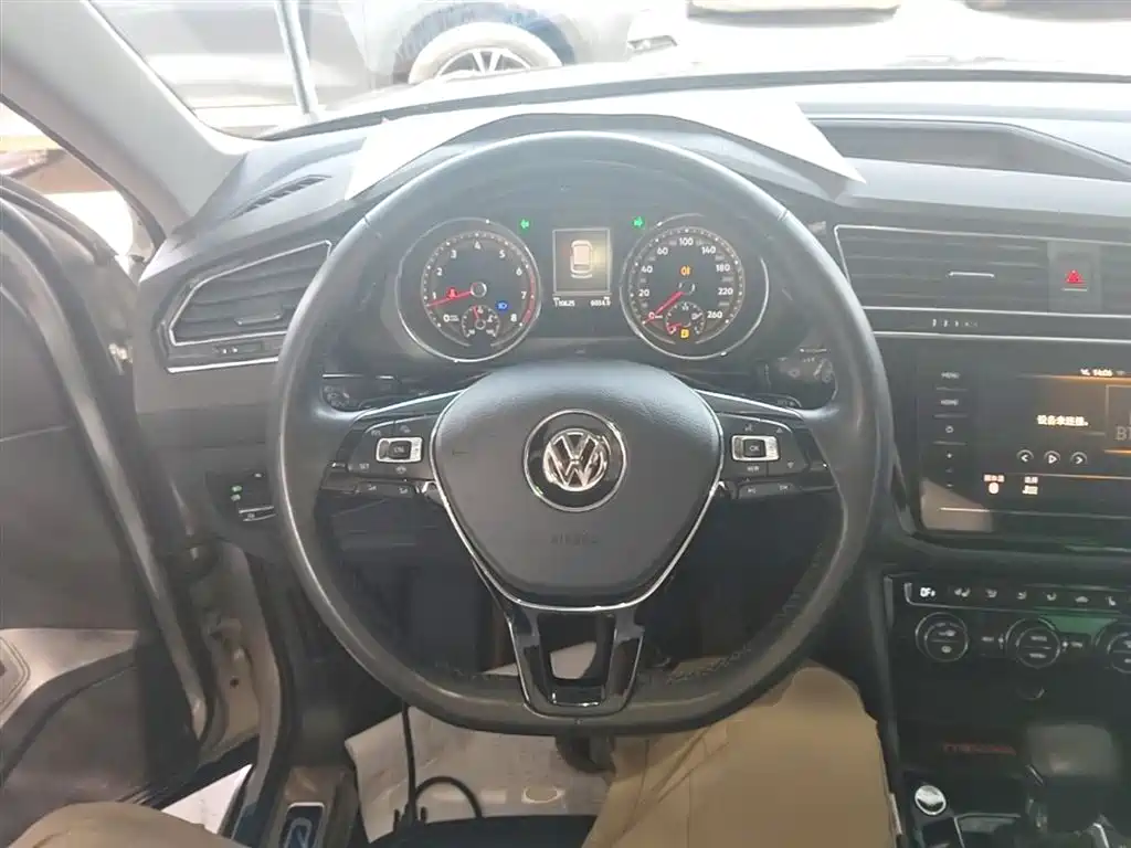 Volkswagen Tiguan L 2019 — фото 11