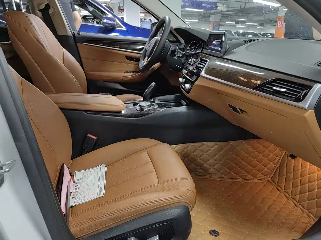 BMW 5 Series 2018 — фото 11