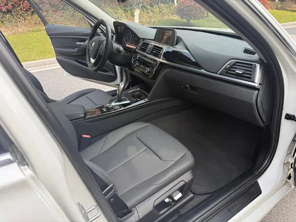 BMW 3 Series 2016 — фото 12