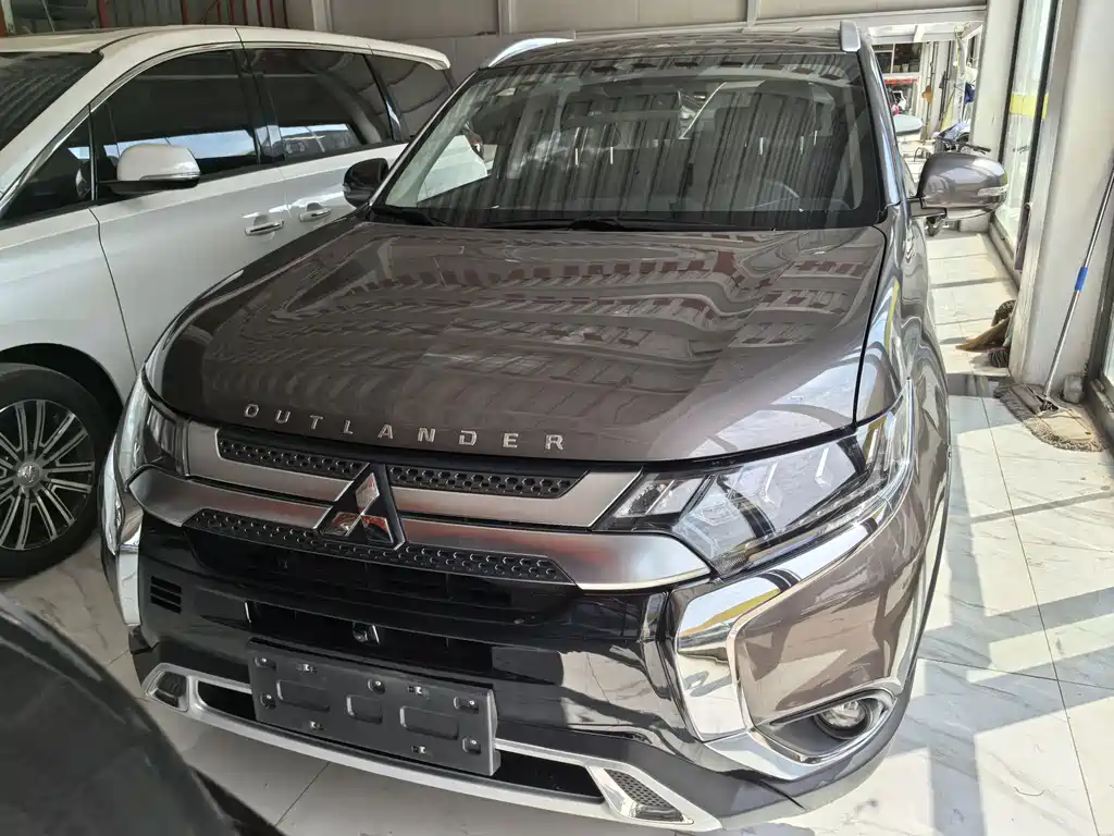 Mitsubishi Outlander 2020 — фото 2