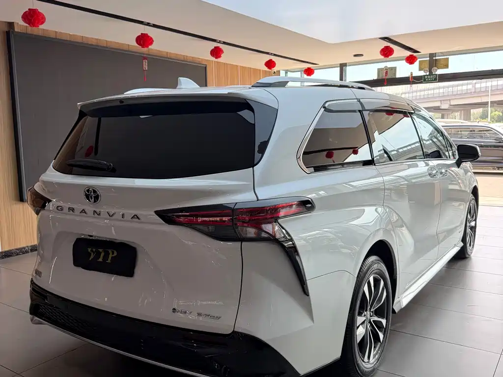 Toyota Granvia 2024