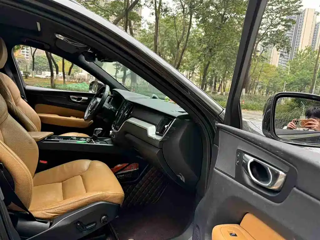 Volvo XC60 2018 — фото 10