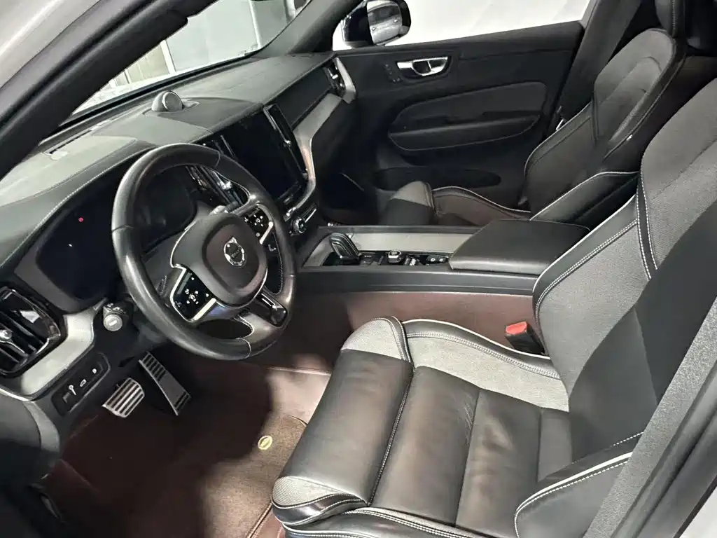 Volvo XC60 Plug-In Hybrid 2021 — фото 11