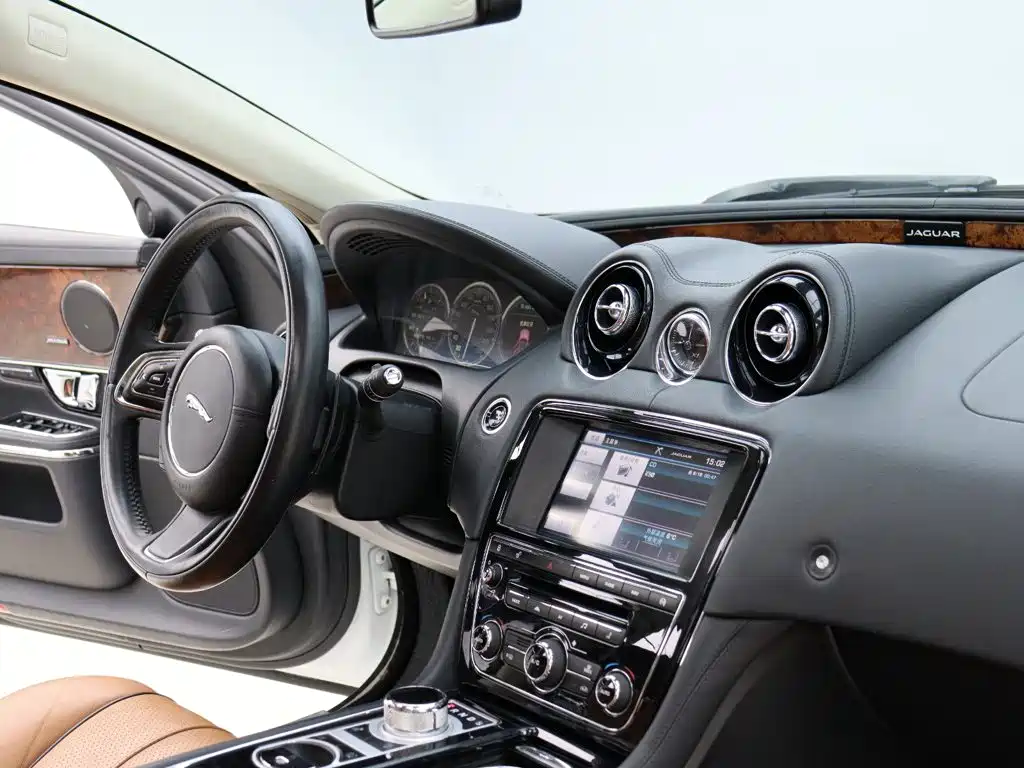 Jaguar XJ 2014 — фото 13
