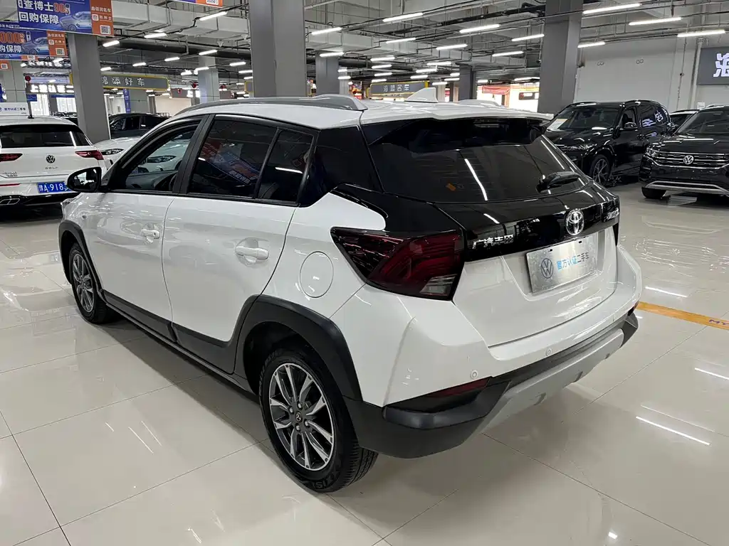 Toyota Yaris L 2023 — фото 11