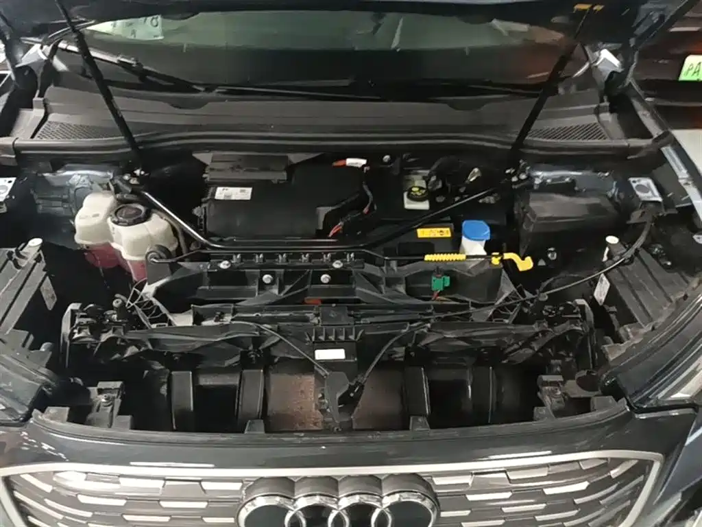 Audi Q4 e-tron 2023 — фото 20