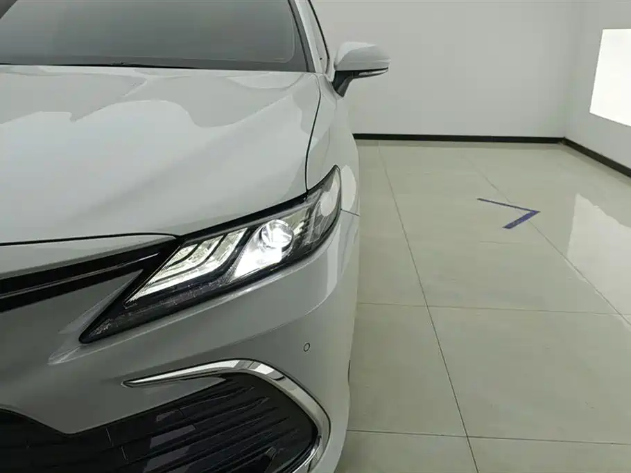 Toyota Camry 2023 — фото 5