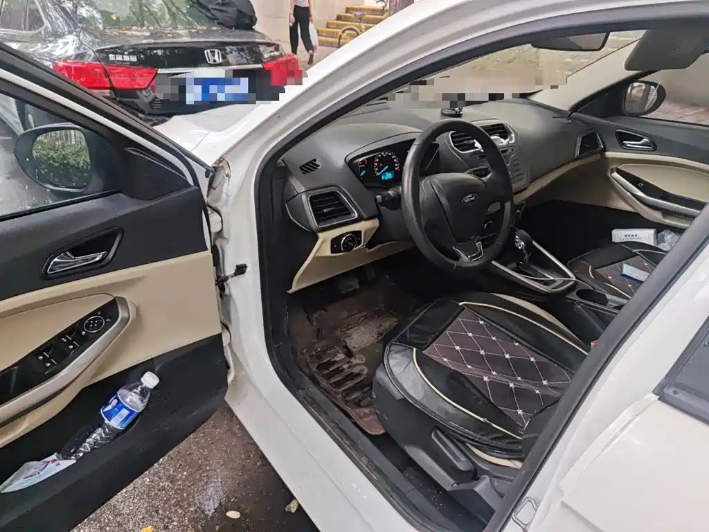 Ford Escort 2015 — фото 14