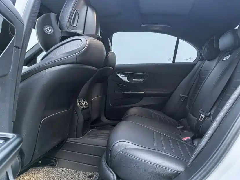 Mercedes-Benz C-Class 2023 — фото 2