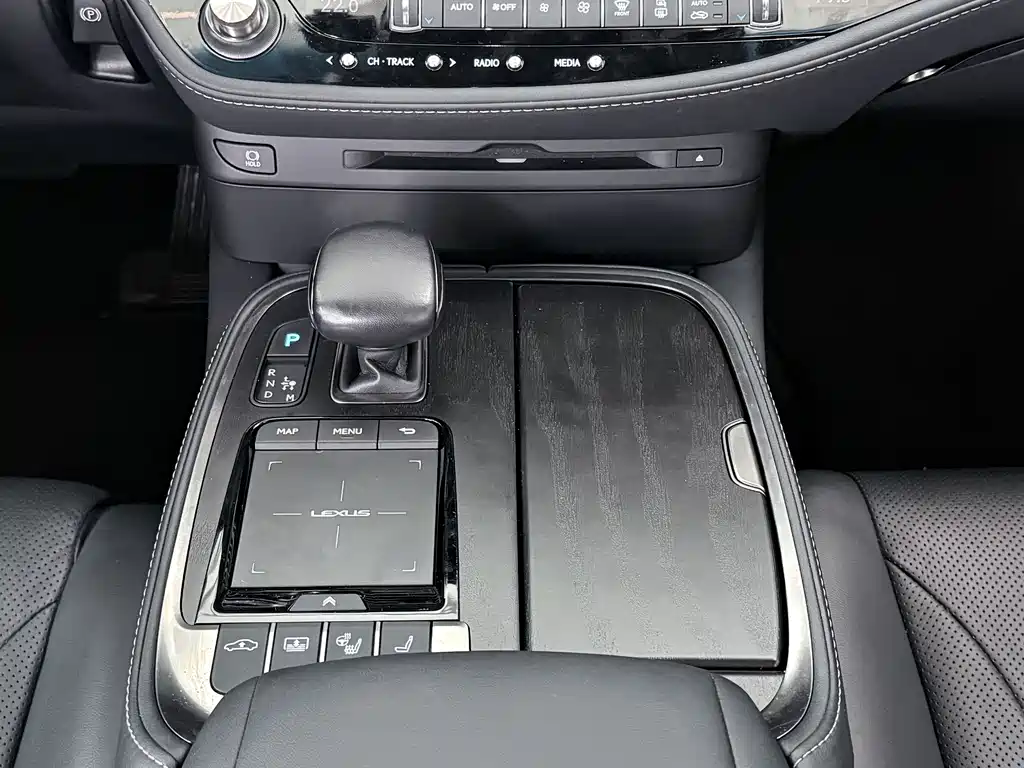Lexus LS 2021 — фото 16