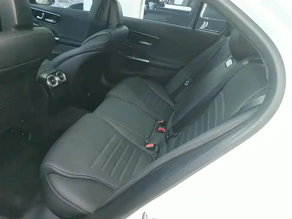 Mercedes-Benz C-Class 2023 — фото 17