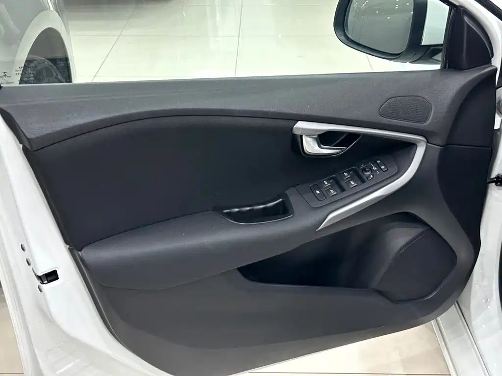 Volvo V40 2016 — фото 20