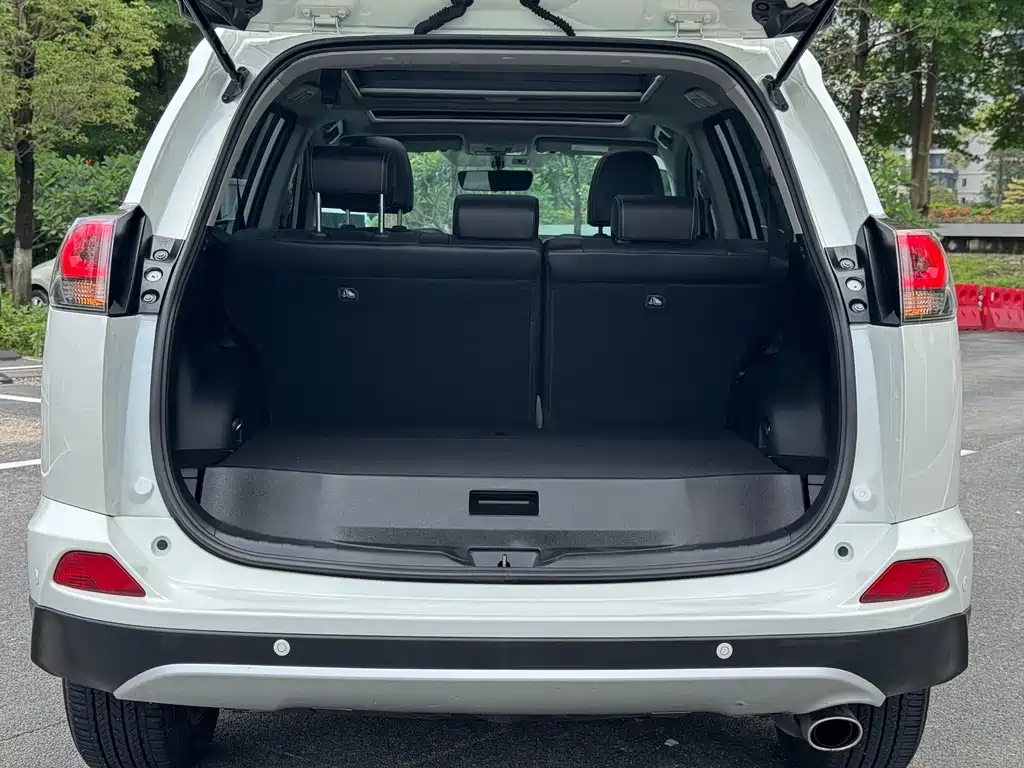 Toyota RAV4 2017 — фото 15