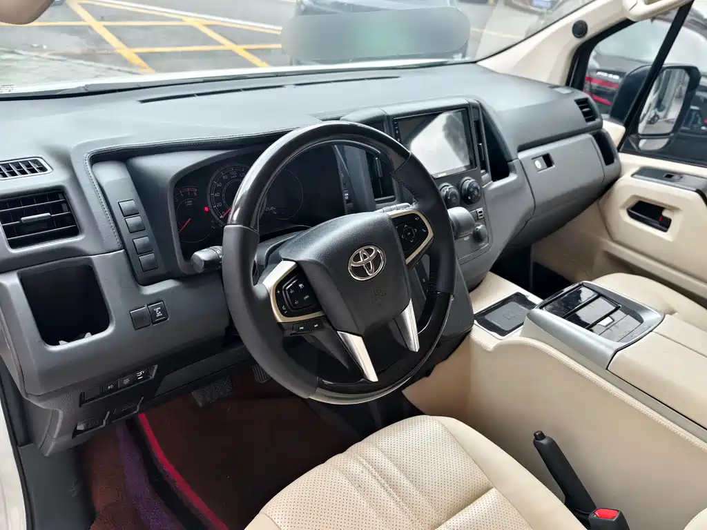 Toyota Hiace 2023 — фото 7