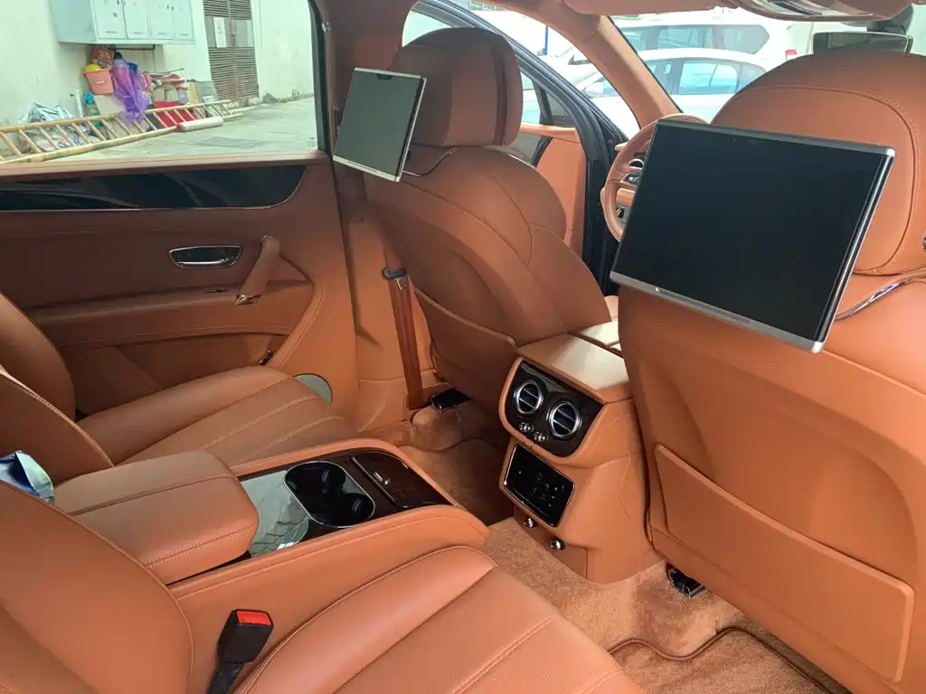 Bentley Bentayga 2019 — фото 10