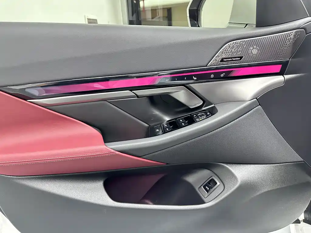 BMW 5 Series 2025 — фото 18