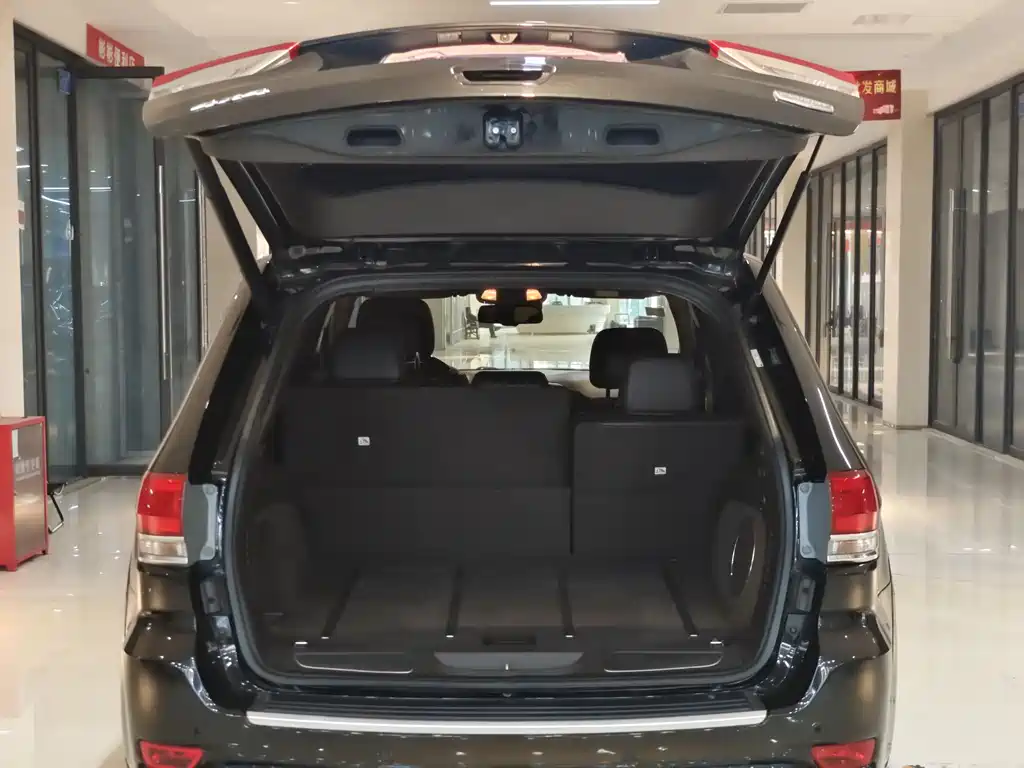 Jeep Grand Cherokee 2018 — фото 18