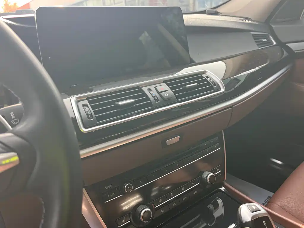 BMW 5 Series GT 2014 — фото 10