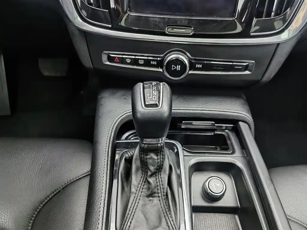 Volvo S90 2017 — фото 13