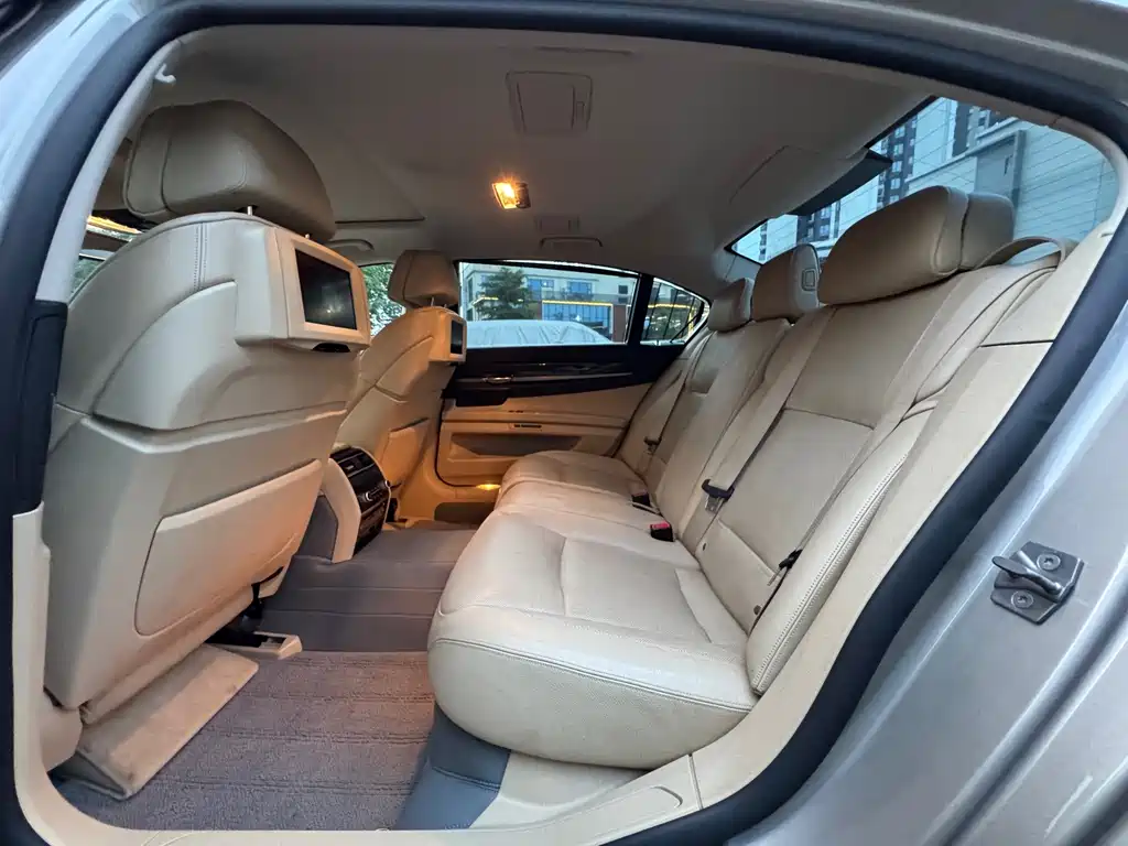 BMW 7 Series 2012 — фото 14