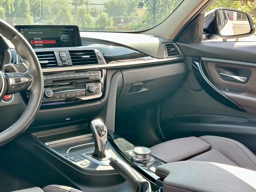 BMW 3 Series 2018 — фото 13