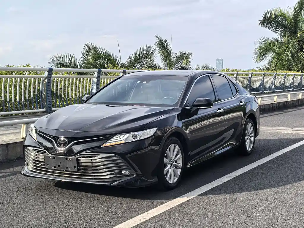Toyota Camry 2018 — фото 1