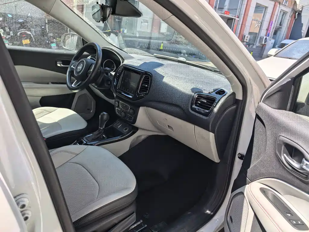 Jeep Compass 2017 — фото 9