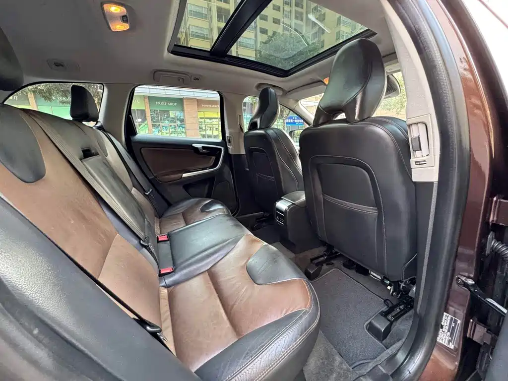 Volvo XC60 2017 — фото 16