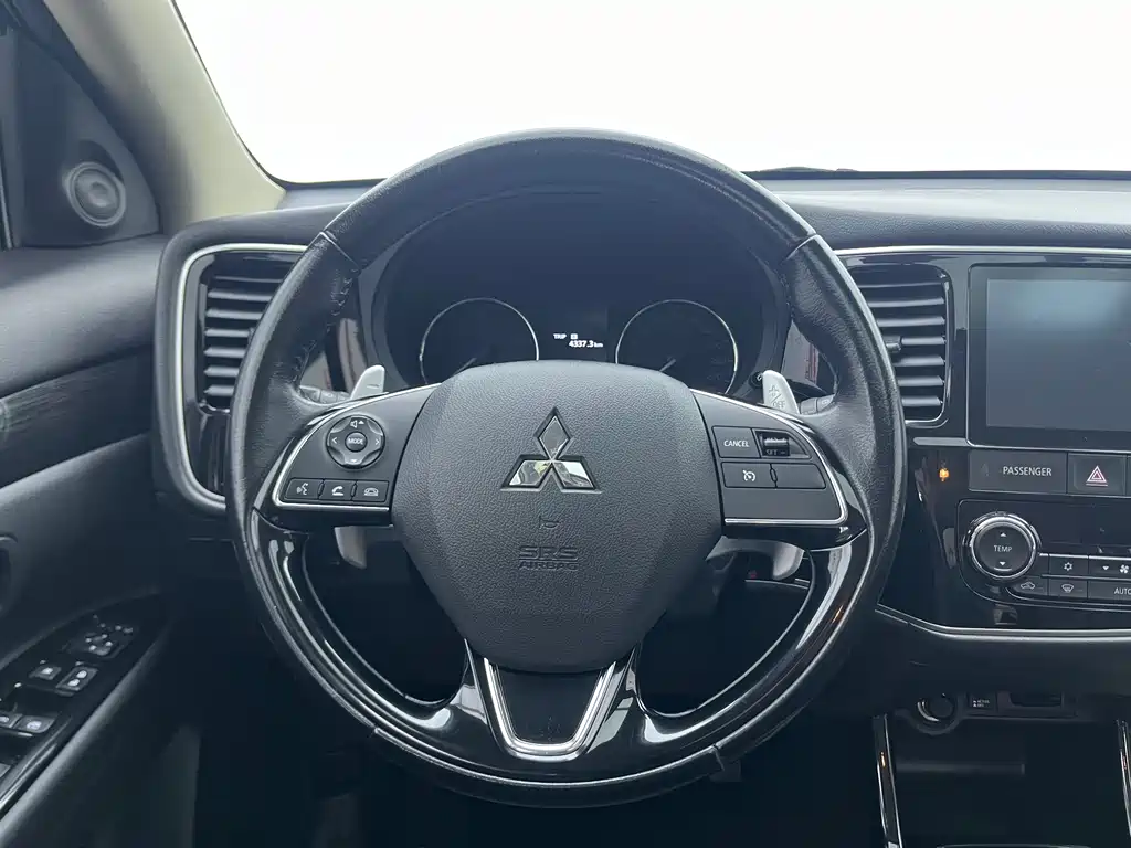 Mitsubishi Outlander 2017 — фото 16