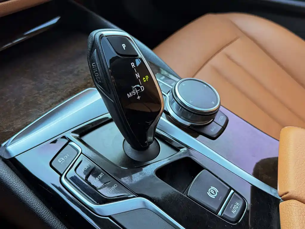 BMW 5 Series 2018 — фото 9