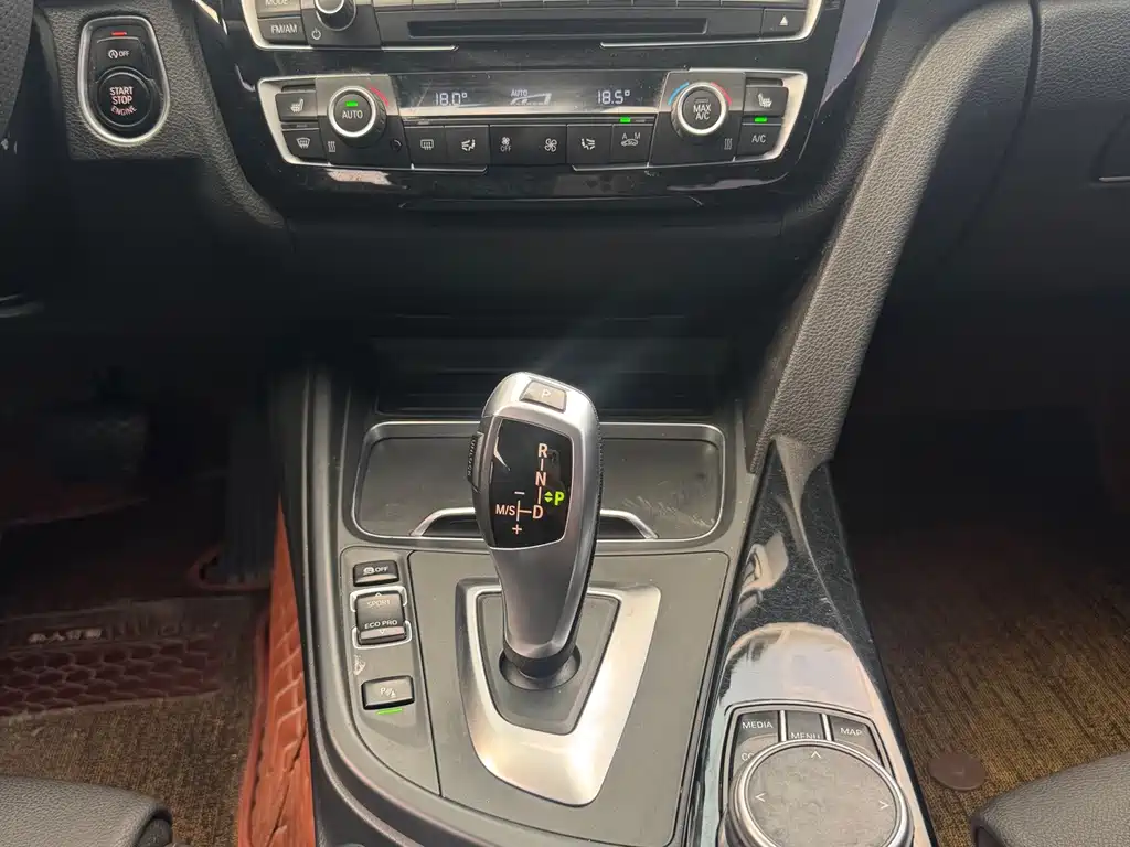 BMW 3 Series 2019 — фото 16