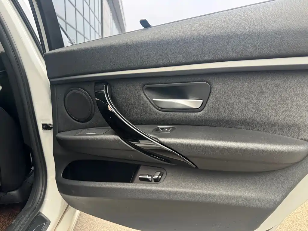 BMW 3 Series 2019 — фото 18