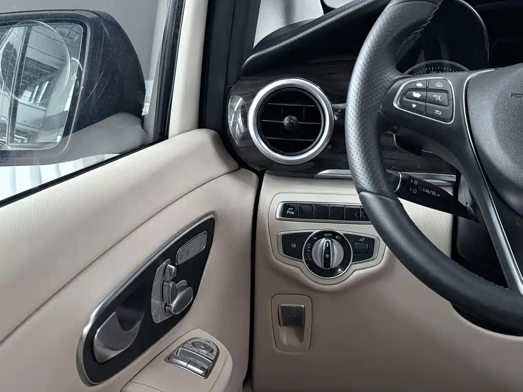 Mercedes-Benz V-Class 2017 — фото 19