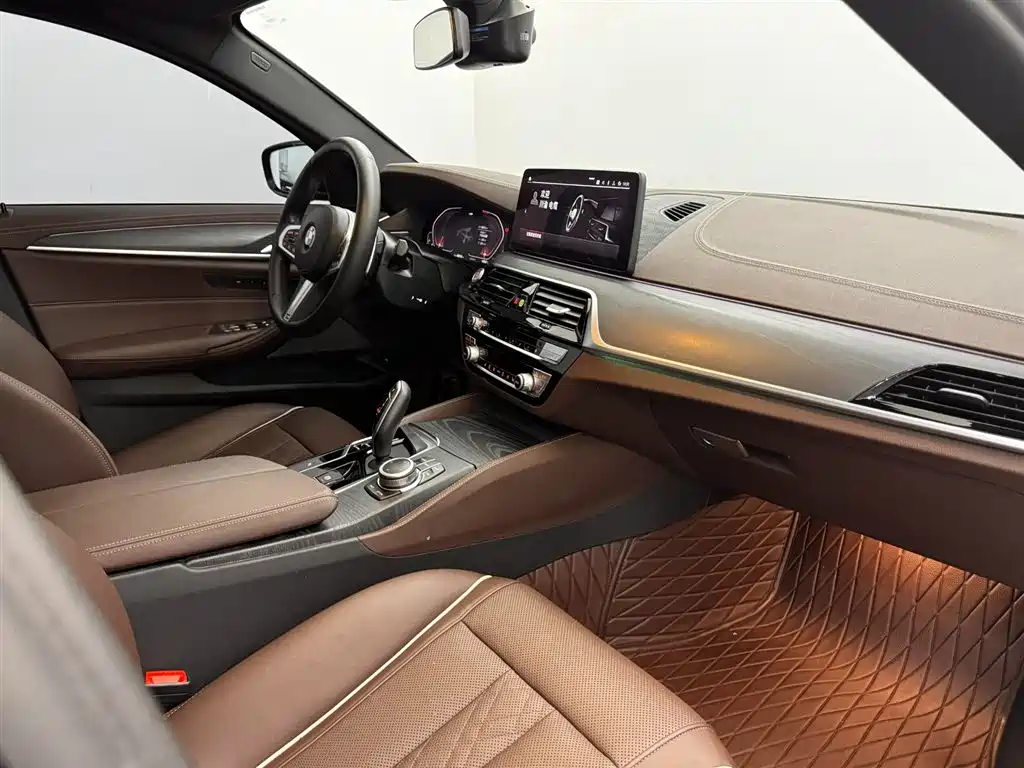 BMW 5 Series 2022 — фото 13