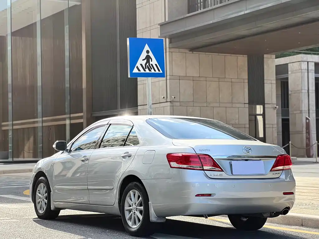 Toyota Camry 2011 — фото 24
