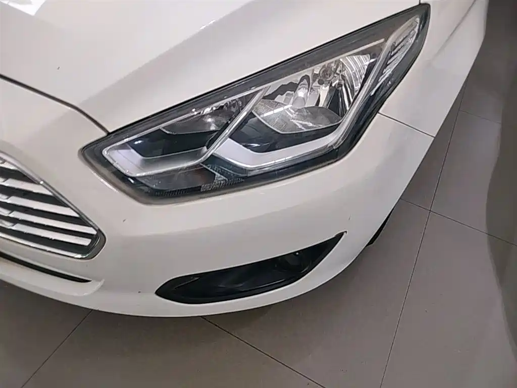 Ford Escort 2018 — фото 24