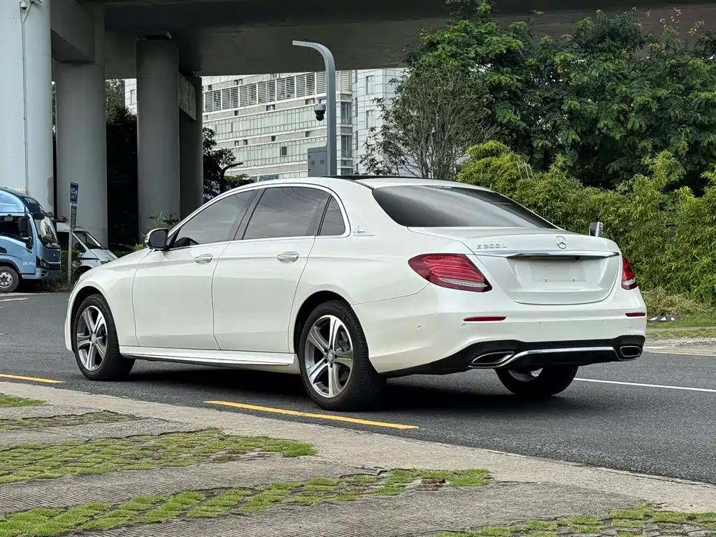 Mercedes-Benz E-Class 2017 — фото 10