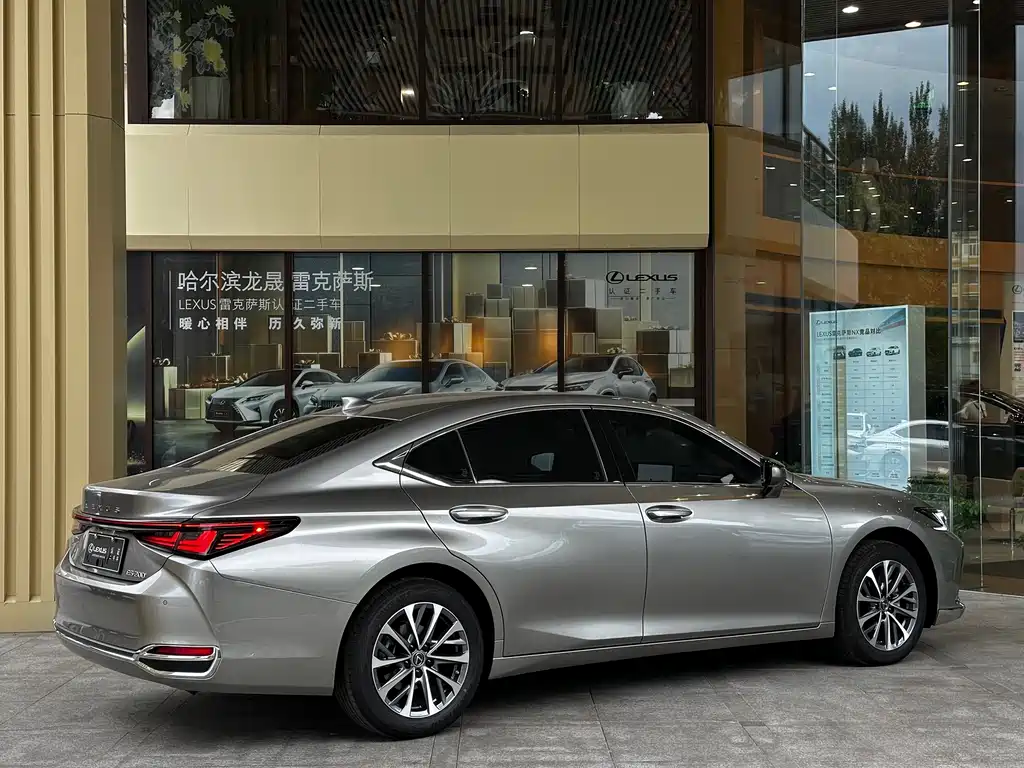 Lexus ES 2025