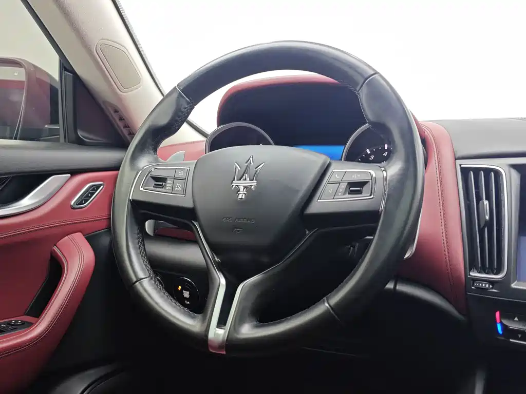 Maserati Levante 2017 — фото 10