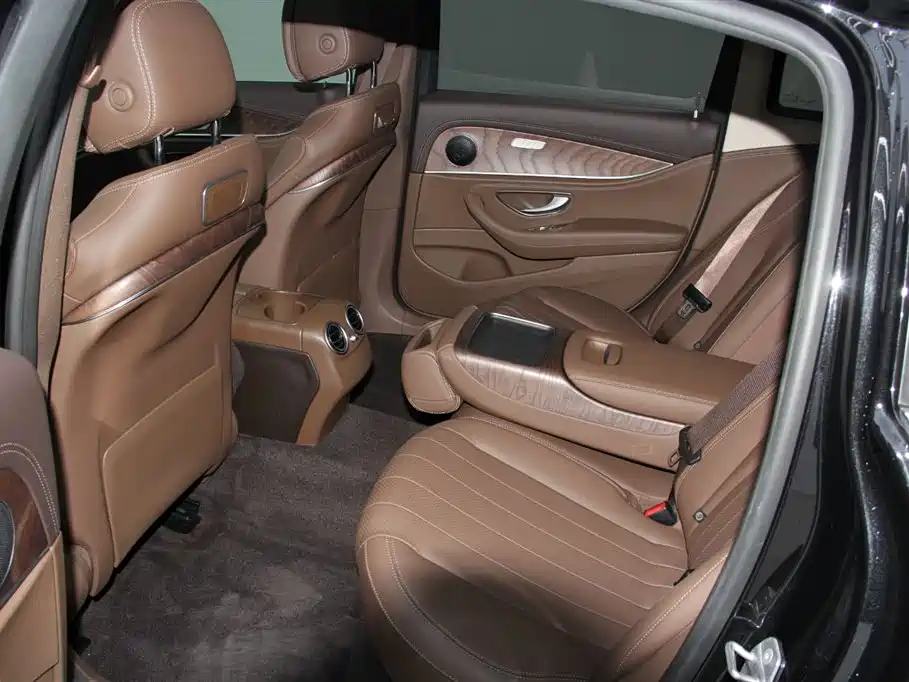 Mercedes-Benz E-Class 2020 — фото 19