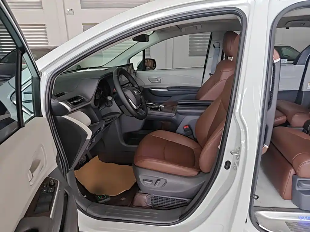 Toyota Sienna 2024 — фото 16