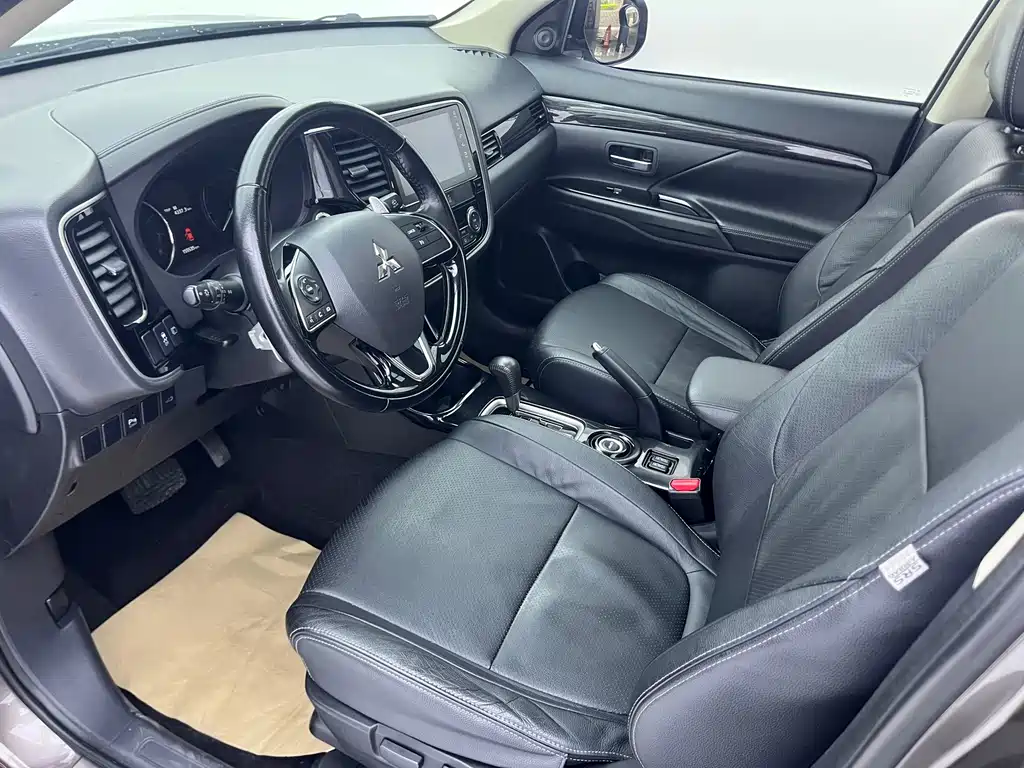Mitsubishi Outlander 2017 — фото 18