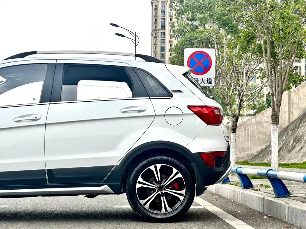 BAIC Senova X25 2016 — фото 9