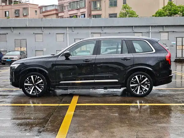 Volvo XC90 Plug-In Hybrid 2025