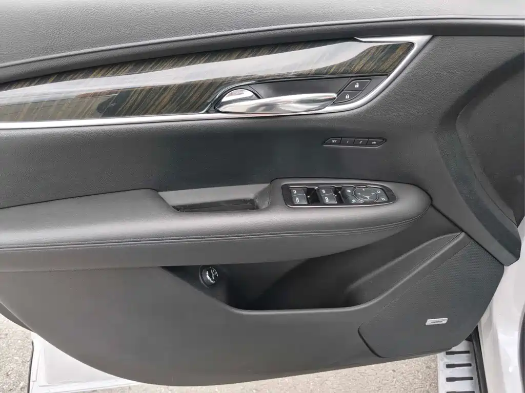Cadillac XT5 2017 — фото 10