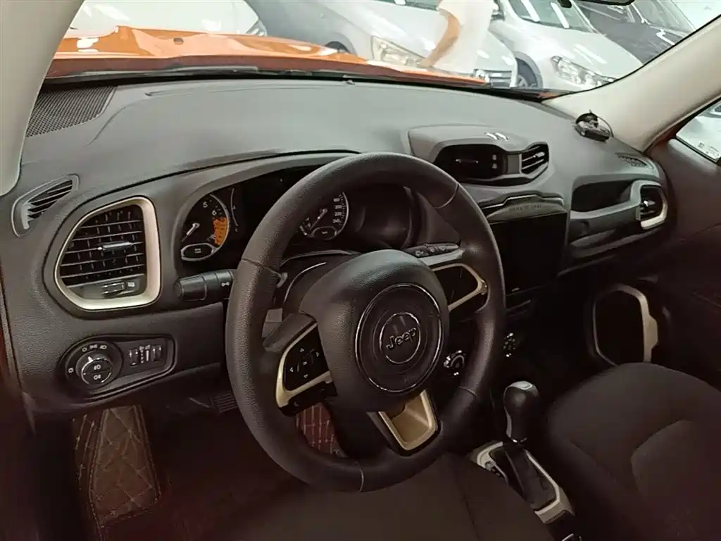 Jeep Renegade 2016 — фото 10
