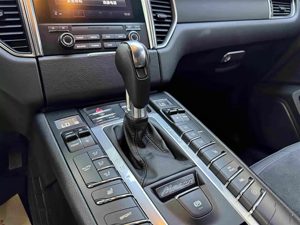 Porsche Macan 2017 — фото 15