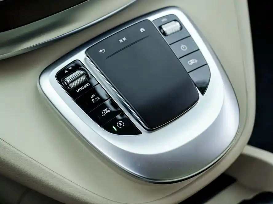 Mercedes-Benz V-Class 2022 — фото 19